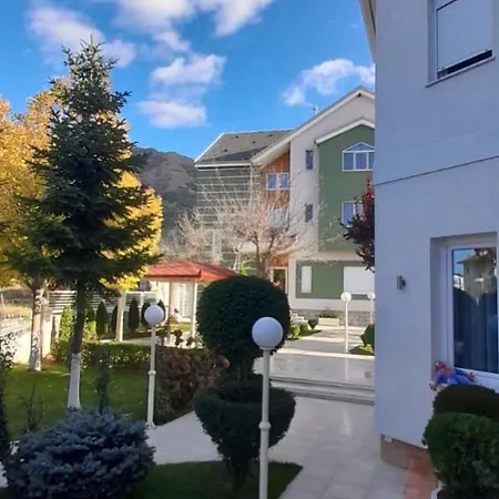 Bujtina Tomas Hotell 3*